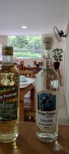 zwei Flaschen Alkohol auf dem Tisch in der Unterkunft Pousada João & Maria in Santa Maria Madalena + 8 Fotos