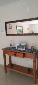 einen Schreibtisch mit Laptop darüber in der Unterkunft Pousada João & Maria in Santa Maria Madalena