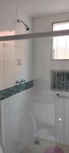 y baño con ducha y puerta de cristal. en Pousada João & Maria, en Santa Maria Madalena
