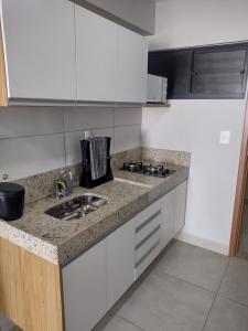 cocina con fregadero y encimera en Vila Atlântida APT 301-B Master, en Luís Correia