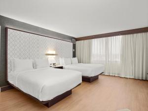 Llit o llits en una habitació de Armon Hotel & Conference Center Stamford CT