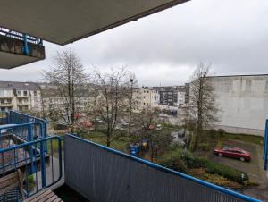 uma varanda com vista para um parque de estacionamento em City-Apartment & Lift ,Tannen C6 em Wuppertal