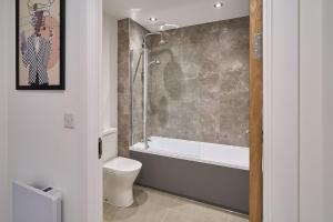 e bagno con servizi igienici e doccia in vetro. di Host & Stay - 23 Waterside Place a Taunton