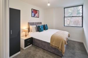 1 dormitorio con cama y ventana en Host & Stay - 23 Waterside Place, en Taunton