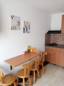 Kuchyň nebo kuchyňský kout v ubytování LA MESA CUND, APTO CONJUNTO GETSEMANI