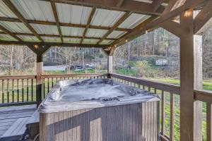 Svalir eða verönd á Private Hot Tub Dog-Friendly Red River Gorge Home