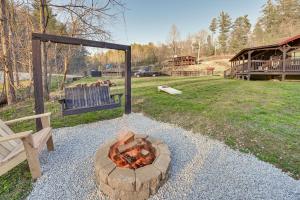 Garður fyrir utan Private Hot Tub Dog-Friendly Red River Gorge Home