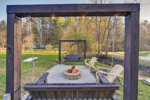 Garður fyrir utan Private Hot Tub Dog-Friendly Red River Gorge Home