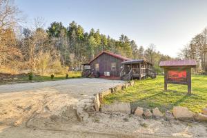 RogersにあるCabin with Expansive Deck about 4 Mi to Red River Gorge!の小さなキャビン(目の前に看板あり)
