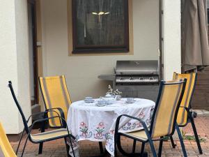 a table and chairs with a table and a stove at Haus an der Drau in Feistritz im Rosental