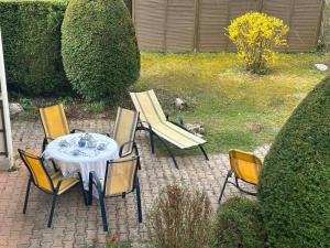 - une table et des chaises sur une terrasse en briques dans l'établissement Haus an der Drau, à Feistritz im Rosental