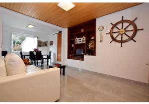 ein Wohnzimmer mit einem Sofa und einem Lenkrad an der Wand in der Unterkunft Apartment Marina in Petrcane