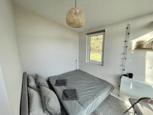 Ένα ή περισσότερα κρεβάτια σε δωμάτιο στο Mazurski Świt - romantyczny domek z sauną otoczony łąkami niedaleko jezior
