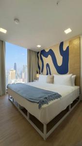 a bedroom with a large bed with a large window at Sky Blue Apartment - El Cangrejo in Panama City