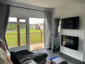 TV a/nebo společenská místnost v ubytování S and S Chalets - 2 - Mablethorpe