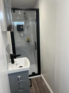 y baño con ducha y lavamanos. en S and S Chalets - 2 - Mablethorpe en Mablethorpe