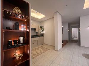 Zaya luxury apartment في الرياض: غرفة مع مطبخ وغرفة معيشة