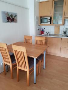 eine Küche mit einem Holztisch und 2 Stühlen in der Unterkunft Sonnenblume in Obermaiselstein