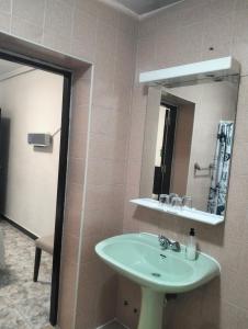 A bathroom at Hostal New York City