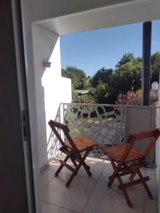 een balkon met 2 stoelen en een tafel bij Casa Tulia in Tolosa