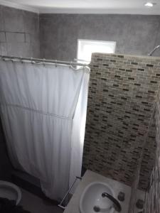 een badkamer met een douchegordijn en een wastafel bij Casa Tulia in Tolosa
