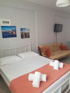 a bedroom with a large bed with two towels at nastro azzurro sole in Kallithea Halkidikis