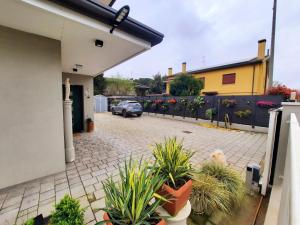 a driveway of a house with a car parked at New Bedrooms Mamma Gigetta in Noventa di Piave