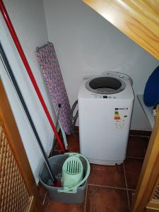 a washing machine and a bucket with a brush at VFT DOÑA ELVIRA SIERRA in Virgen de la Cabeza