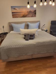 1 dormitorio con 1 cama grande y 2 almohadas en Apartment 3 ideal für Familien und Geschäftsreisende ABG69 en Gera