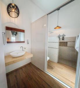 W łazience znajduje się biała umywalka i prysznic. w obiekcie Hotel Bahía Paraíso w mieście San Blas