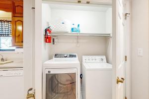 a small kitchen with a washer and dryer at Casa Austin in Fredericksburg