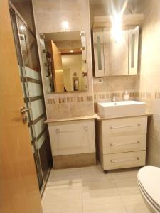 a bathroom with a sink and a mirror at Las Conchas in Oropesa del Mar