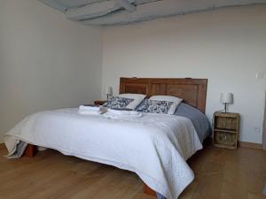 sypialnia z dużym łóżkiem z białą pościelą i poduszkami w obiekcie Gite avec piscine "La maison de Valentine" en Provence w mieście Le Plan +20 zdjęć