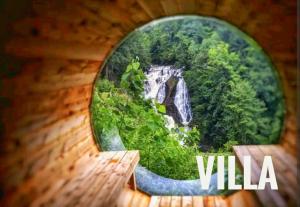 una vista aérea de una cascada en un bosque en CALUMET FALLS - VILLA, en LʼOrignal