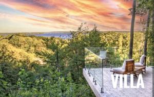 balcón con 2 sillas y vistas al agua en CALUMET FALLS - VILLA, en LʼOrignal