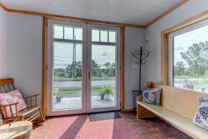 sala de estar con puerta corredera de cristal en CALUMET FALLS - VILLA, en LʼOrignal