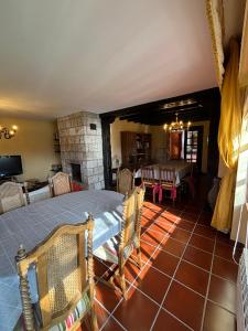 - un salon avec un lit et une salle à manger dans l'établissement Casa Rural El Gerbal, à Villahoz