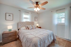- une chambre avec un lit et un ventilateur de plafond dans l'établissement Sunny Cloquet Home - 2 Mi to St Louis River!, à Cloquet