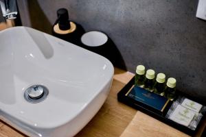 a bathroom with a white toilet and a sink at Apartament Sztuk Pięknych 4 in Piła