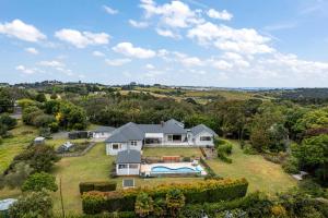 Fotografie z fotogalerie ubytování Countryside Haven Retreat with Pool and Deck v destinaci Clevedon