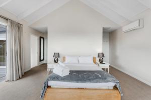 Fotografie z fotogalerie ubytování Countryside Haven Retreat with Pool and Deck v destinaci Clevedon