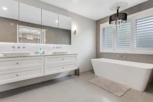 Fotografie z fotogalerie ubytování Countryside Haven Retreat with Pool and Deck v destinaci Clevedon