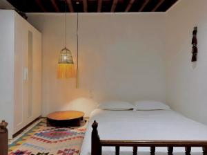un dormitorio con una cama y una mesa en Villa Vasilia, en Lindos