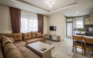 a living room with a couch and a table at Tatiliniz için 45 Muhteşem Odalarımız Hazırdır. in Antalya