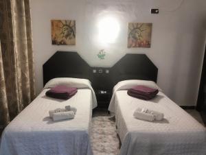 A bed or beds in a room at Hostal New York City