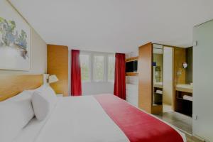 a bedroom with a large white bed and a bathroom at City Express by Marriott Ciudad de México Alameda in Mexico City +46 photos