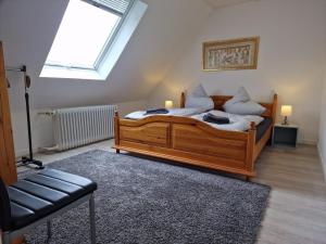- une chambre avec un lit en bois et une fenêtre dans l'établissement Old Smuggler, à Hellenthal