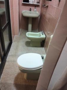 A bathroom at Hostal New York City