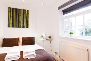 ロンドンにあるModern Luxury flatのベッドルーム1室(ベッド1台、タオル2枚付)