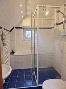 een badkamer met een douche, een bad en een wastafel bij Old Smuggler in Hellenthal